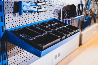 #demo# SET990.MD-Conjunto de soporte modular para exhibidor con cajas de plástico y base pade